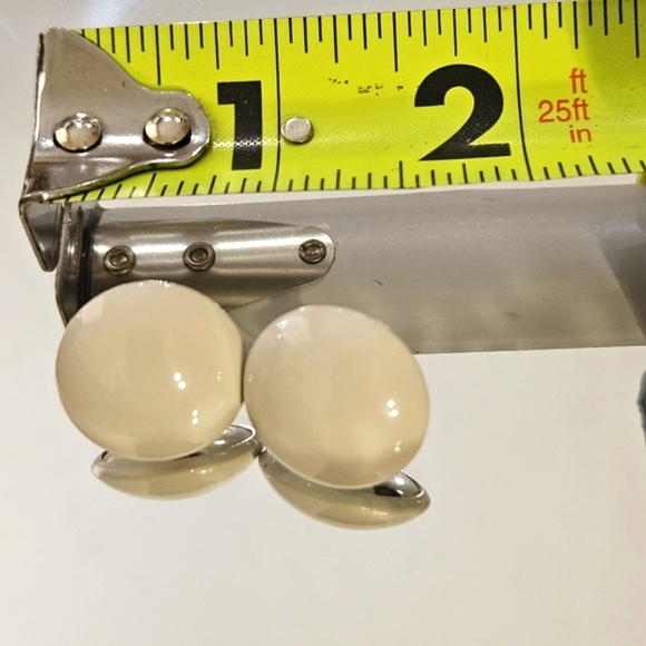 Retro White Classic Circle Earrings - Picture 2 of 3